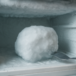 Bloc de glace dans frigo : causes, solutions et comment l’enlever sans risque