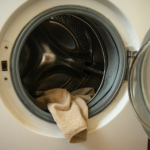 Tambour de machine à laver désaxé : causes, diagnostic et solutions pour le réparer